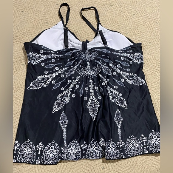 Black and White Paisley Tank Top - Picture 7 of 7